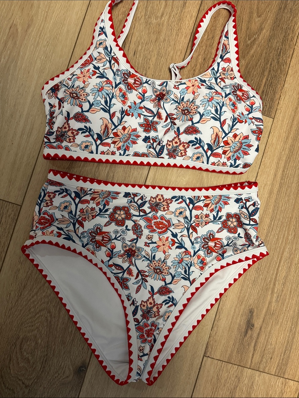 MELYUM NWOT M FLORAL RED blue RED TRIM VIRAL Two-Piece HIGH WAIST Bikini Set